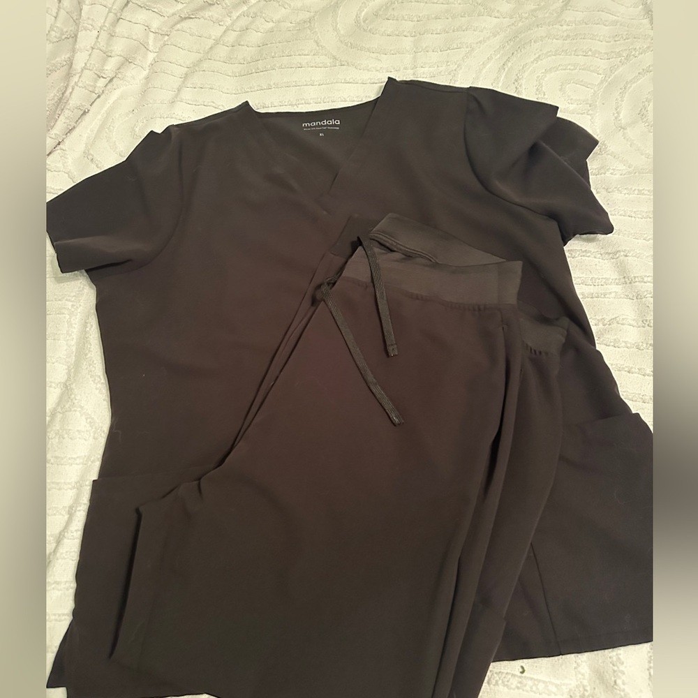 Mandal XL Black jogger scrub set